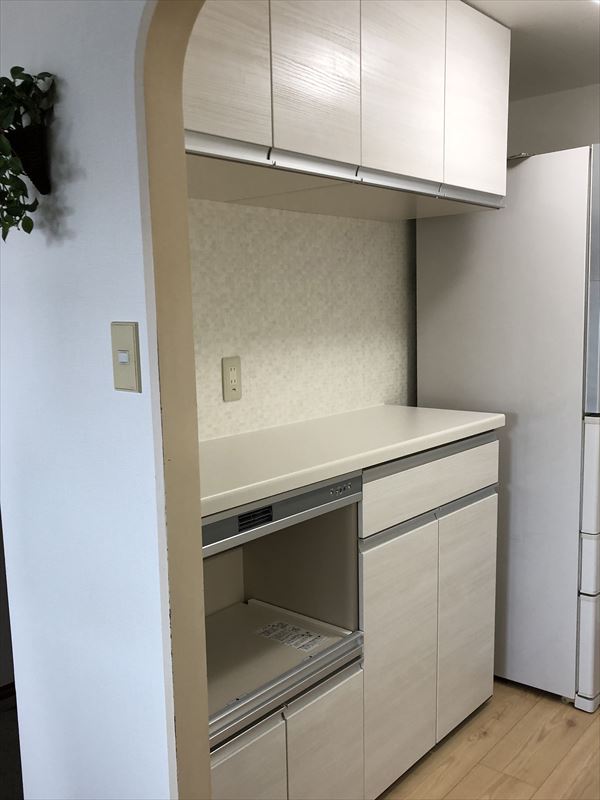 ホワイトで統一したスタイリッシュキッチン